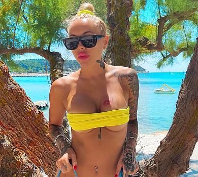 Морозюк у Греції продемонструвала свої форми в зухвалих купальниках