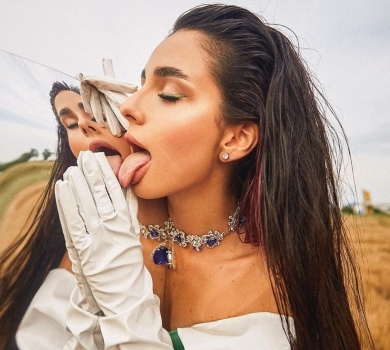 Не знаю, як перестати насилувати своє тіло: Трінчер зізналася в нелюбові до себе, а її наречений пояснив, нащо збільшив губи