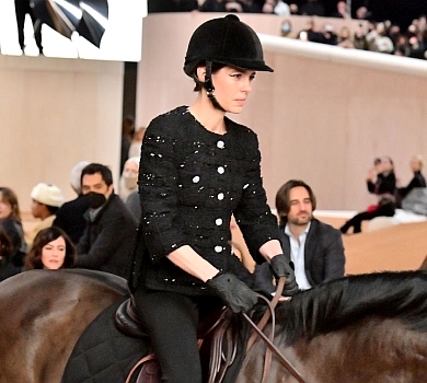 Модний виїзд: донька принцеси Монако верхи на коні взяла участь у показі Chanel у Парижі. ФОТО 