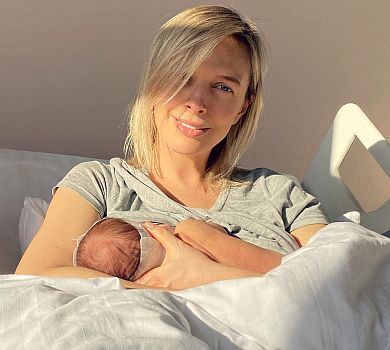 Фролова у халаті похвалилася новими формами і пояснила, чому досі не виписалася з пологового