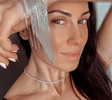 Діджейка Нана в мереживі показала свої принади зблизька