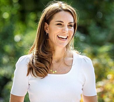 Старі штанці - новий лук: Міддлтон побазікала з молодими батьками в парку. ФОТО 