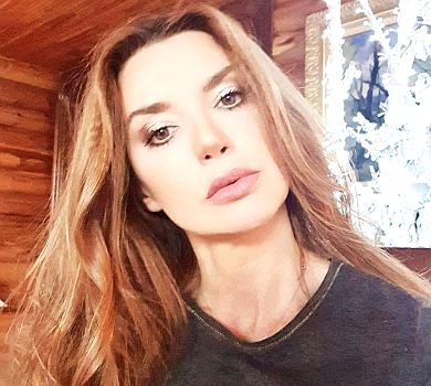 Жінка Медведчука в куценьких шортах уперше підняла руку на людину. ВІДЕО