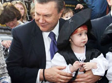 Янукович повернувся у дитсад на правах Снігурки