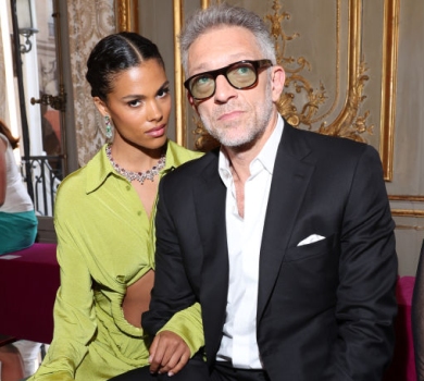 Кассель і Кунакі з голим пупом засвітилися на модному заході в Парижі