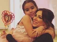 Лорак із дочкою показалася коло прикрашеної ялинки. ФОТО 