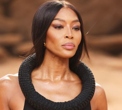 Наомі Кемпбелл у прозорій сукні посвітила грудьми на модному показі в Парижі