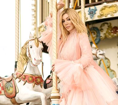 Переживала, що буду схожа на великий пудинг: Білик у зефірній сукні знялася в кліпі про любов