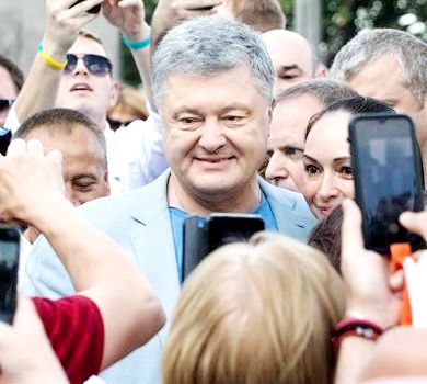 Порошенко в джинсах зводив дружину з онуками в кіно та на новий міст