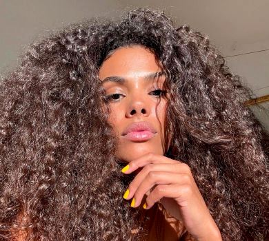 24-річна Кунакі в рожевому бікіні посвітила звабливим тілом на Ібіці