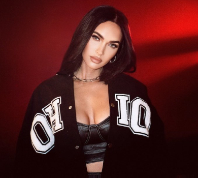 Ледь вмістила: Меган Фокс посвітила бюстом у крихітному топі. ФОТО