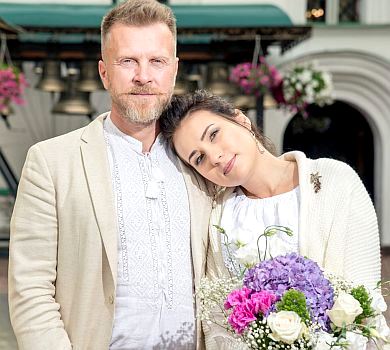 Здали аналізи, обмінялися результатами: Мухарський із новоспеченою дружиною розказали історію свого кохання