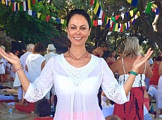 Дружина Кличка повклонялася сонцю на фестивалі світла у Греції. ФОТО