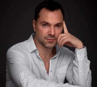 Арестович замилував мережу сонячним селфі в обіймах дружини