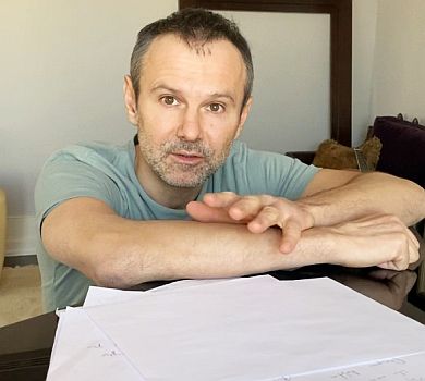 Вакарчук удома за роялем подякував медпрацівникам піснею. ВІДЕО