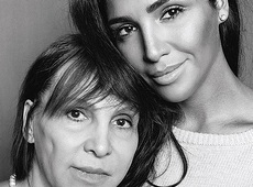 Фото в рамочку: Єфросиніна й Дімопулос похвалилися мамами та сестрами