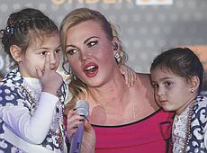 Благодійниця Камалія вивела на сцену артистичних донечок