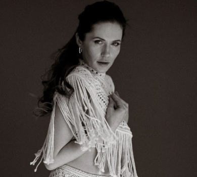 Денисенко у плетінні та намисті попозувала топлес на камеру. ФОТО