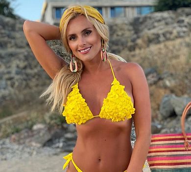 Федишин у Болгарії наробила кількадесят фото в купальнику 