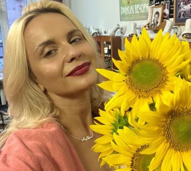 Живуть у відносній безпеці: Ребрик зворушила зустріччю з дочками та розказала про їхні страхи