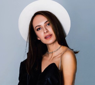 Дружина Остапчука повернулася до України і закликала не мірятися патріотизмом