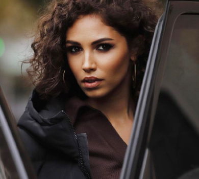 Богдан в ліфчику і шкіряних штанах зухвало повигиналася на стільці