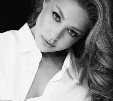 Кароль показала чуттєве ч/б у сорочці на голе тіло. ФОТО