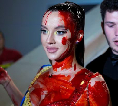 Блогерка Чернобай у жовто-блакитній сукні влаштувала кривавий перформанс у Каннах. ВІДЕО