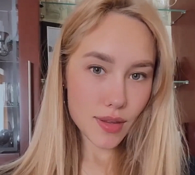 До фігури мрії ще багато: Квіткова показала прес через 10 місяців після пологів