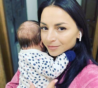 Мами на паркеті: Гвоздьова у халаті вшкварила запальний танок із немовлям на руках. ВІДЕО