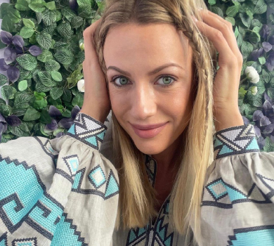 Нікітюк з оголеними ногами показалася коло ялинки-патріотки