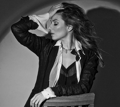 Бадоєва в ч/б млосно осідлала стілець. ФОТО