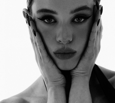 Яремчук із густим мейком та на підборах попозувала для стильних чорно-білих ФОТО