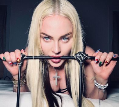 На очах у янгола: 63-річна Мадонна епатувала мережу голими цицями та дупою з-під ліжка 