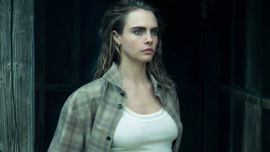 Кара Делевінь у паєтковому комбезі повигиналася на траві. ФОТО