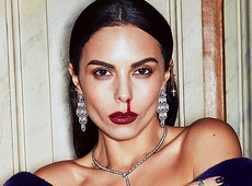 Кров із носа та розлите вино: Каменських зняли на підлозі, на столі та на роялі 