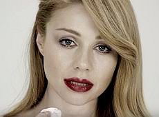 Співачка-душа і червона помада як маска: Кароль випустила візуальний альбом-сповідь