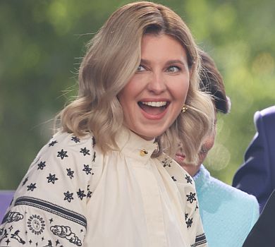 Зеленська на саміті НАТО з'явилася у вишиванці в стилі гуцульських кахлів та блакитних пташках від Літковської