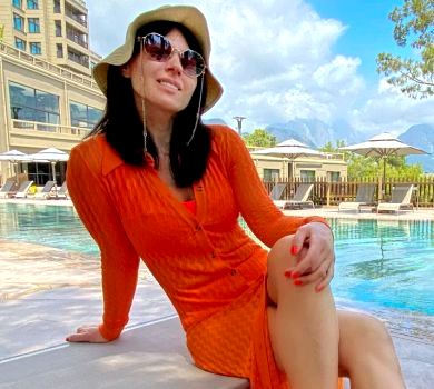 Єфросиніна вигуляла яскраві пляжні луки на відпочинку з чоловіком своєї мрії