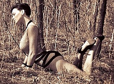 Астаф’єва у лісосмузі прикрила промежину рукою. ФОТО 