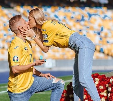 Футбол і кохання: півзахисник збірної Зінченко романтично освідчився на Олімпійському 
