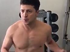 Напівголий Зеленський помахав снарядом. ВІДЕО 