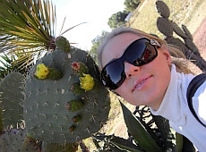 Білявка з Milos побувала на піраміді сосисок і вийшла заміж