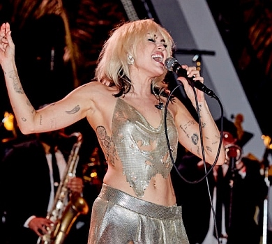 Майлі Сайрус, із якої під час виступу злетів топ, стала оптимістичним мемом 2022-го