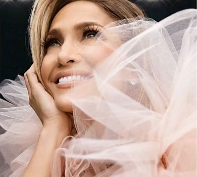 50-річна Лопес для глянцю вділася в ніжно-рожеве та заявила, що хоче ще дітей