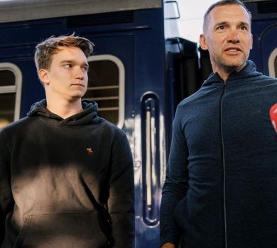 Шевченко з сином та зірка серіалу Надприродне показалися на київському вокзалі