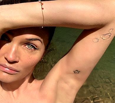 51-річна Хелена Крістенсен у купальнику засвітила свої татуювання