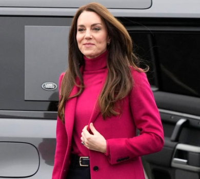 Її яскрава Високість: Міддлтон у фуксії разом із чоловіком навідалася до волонтерів