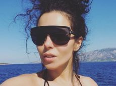 Каменських завезла пса в теплі краї й показалася в цитрусовому купальнику. ФОТО