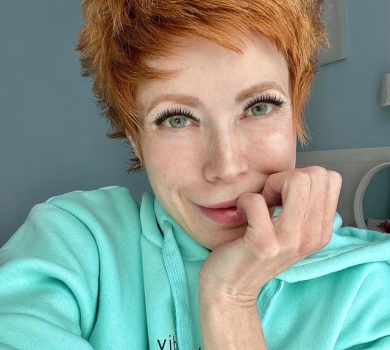 Головне, що в шапці: Лебідь у купальнику та на підборах ефектно продефілювала до авта 